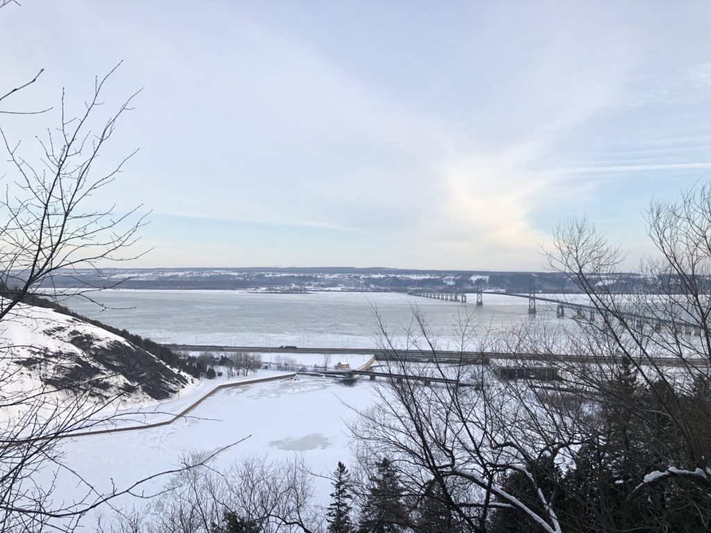 Vue sur le fleuve Saint-Laurent depuis le parc de la Chute de Montmorency