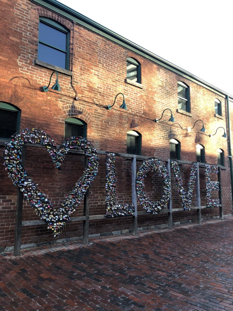 Installation "Love" située dans une rue du Distillery District à Toronto