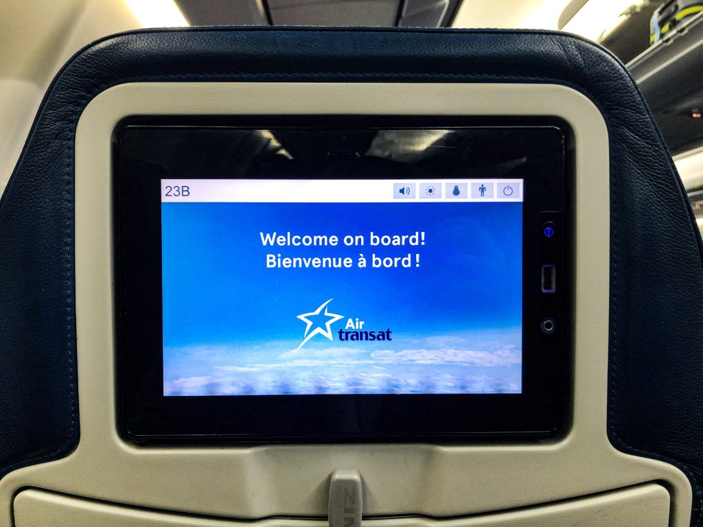 Ecran individuel pour les passagers de la classe économie - Air Transat