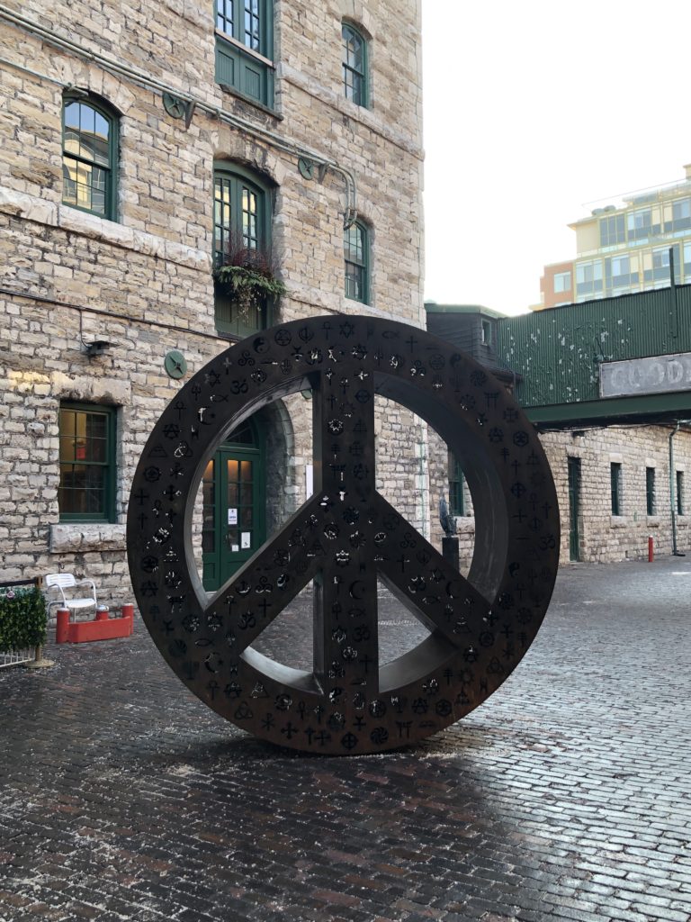 Symbole Peace & Love dans les ruelles de Distillery District - Toronto