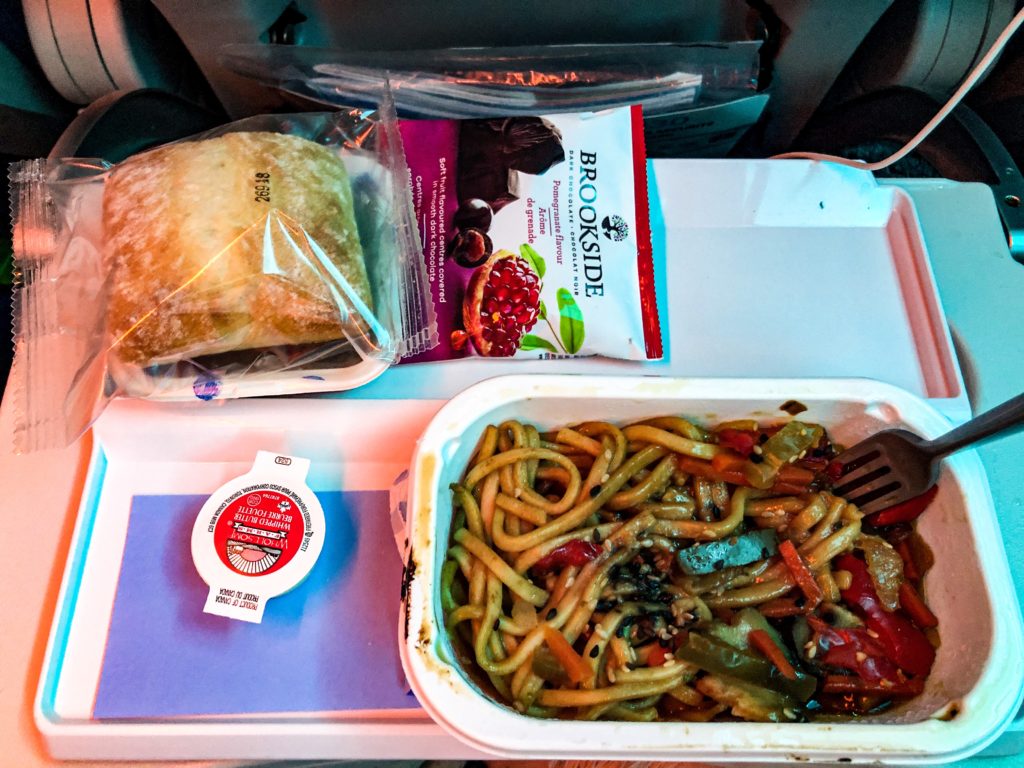 Plateau repas servi en classe économique sur les vols transatlantiques avec Air Transat